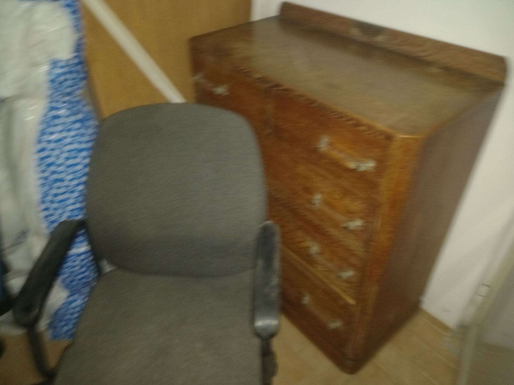 Cómoda retro com 2 cadeiras escritório