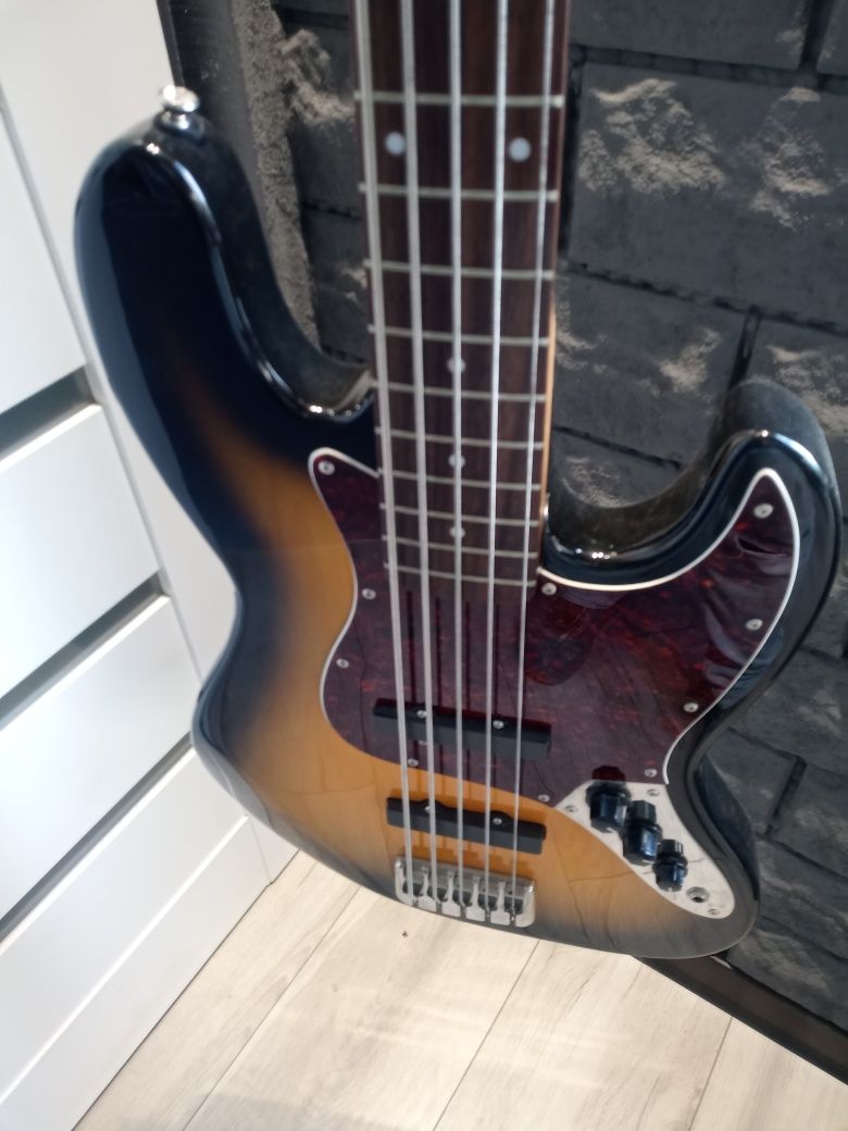 Gitara basowa 5 strunowa Career