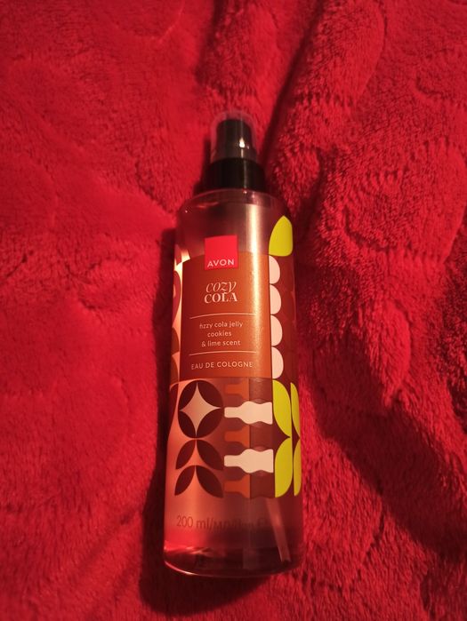 Avon - Mgiełka perfumowana do ciała Cozy Cola - 200 ml