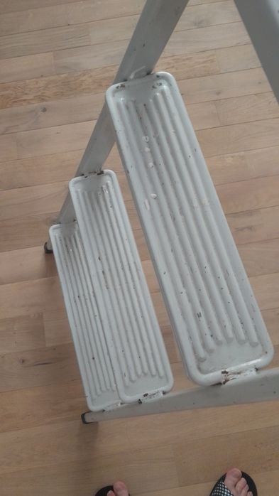 Escadote ferro 4 degraus  pintado branco, marcas uso - não negociável