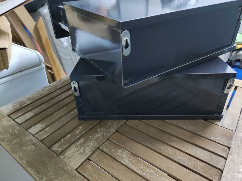 2 mesas de cabeceira suspensas