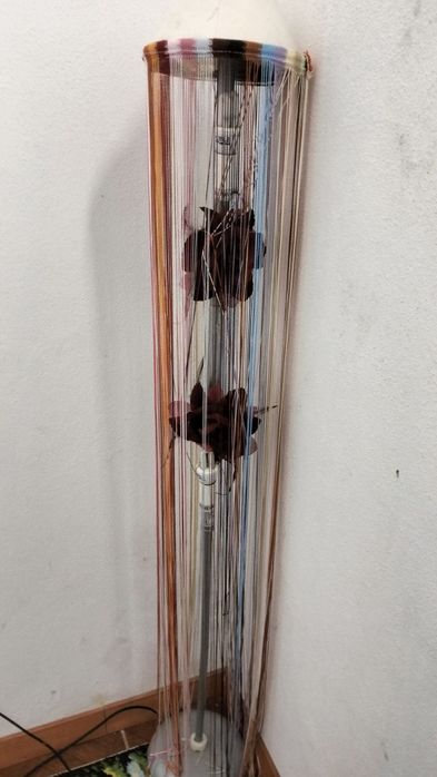 Candeiro com enfeitos e Rosas no centro