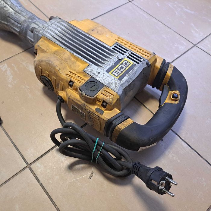Młot wyburzeniowy JCB 1750W