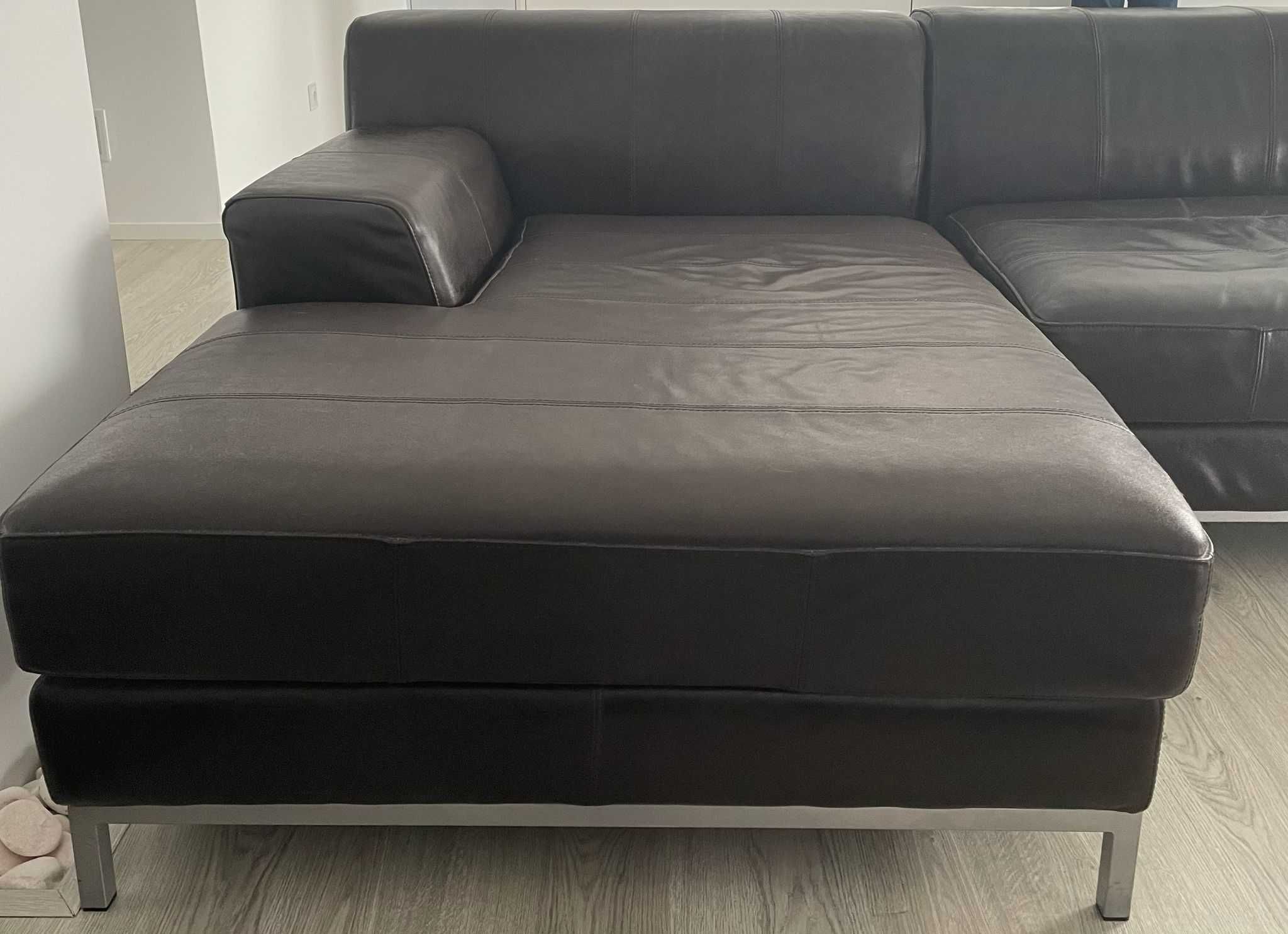 Sofá em Pele Castanho Escuro com chaise Long