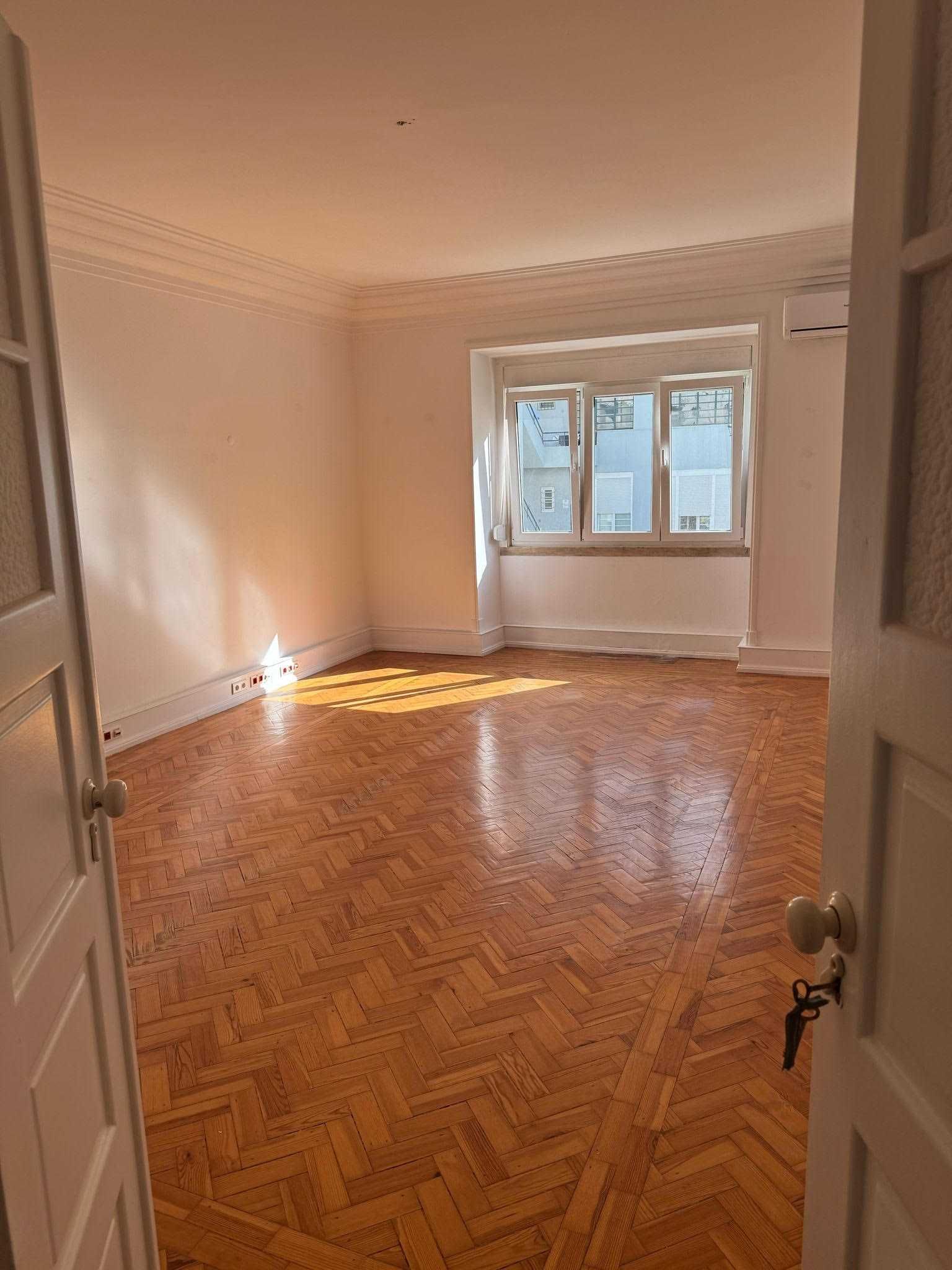 Para Escritorio ou Habitacao: Apartamento T09 na Rua Castilho