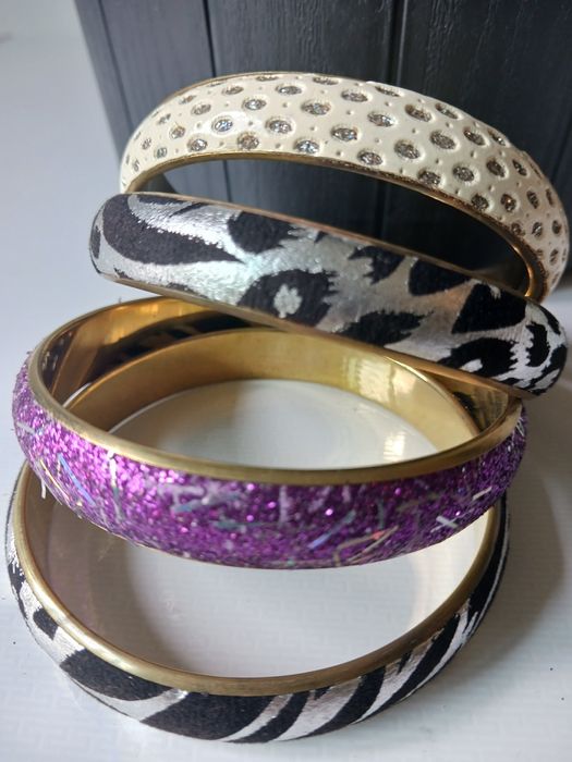 Braceletes novos