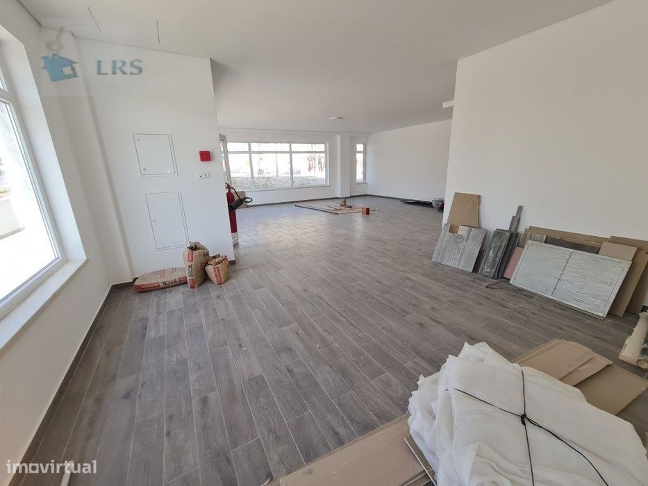 Loja nova a estrear para venda na Parede - Localização de Excelênci...