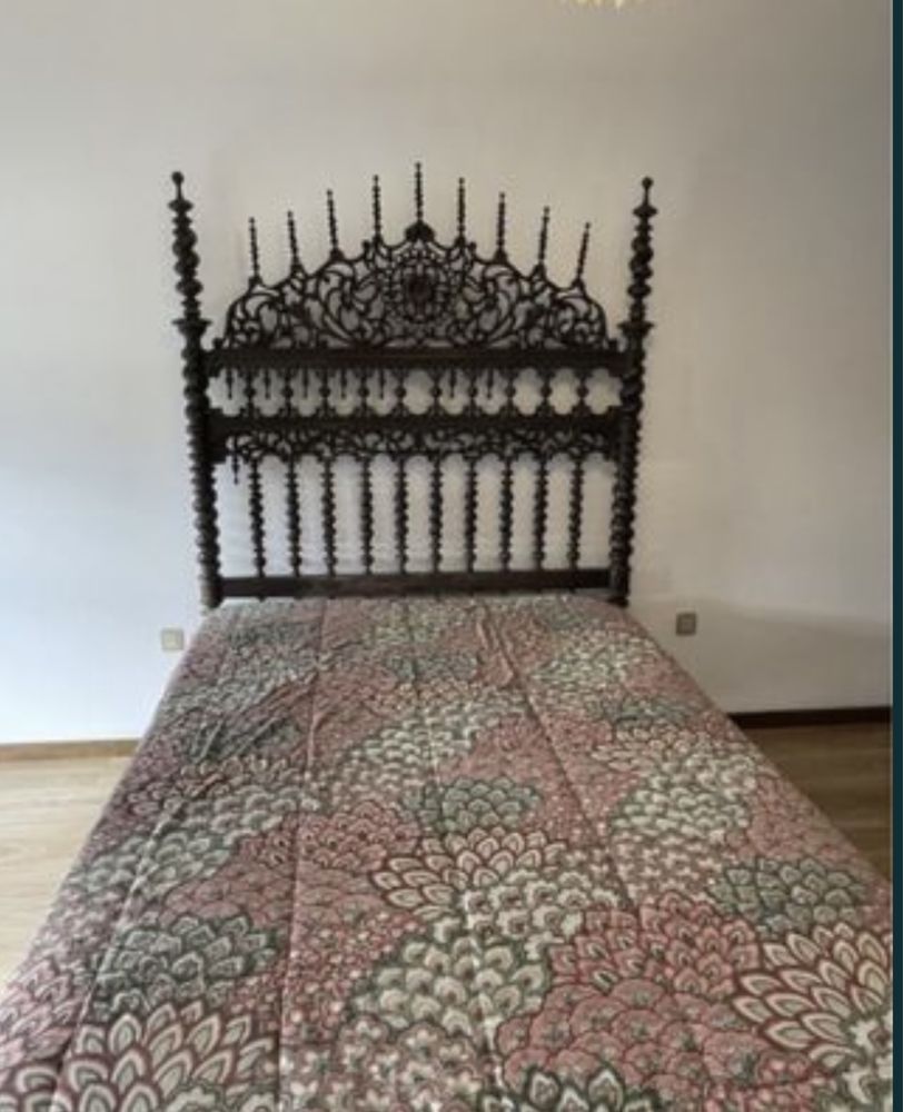 Cama casal antiga