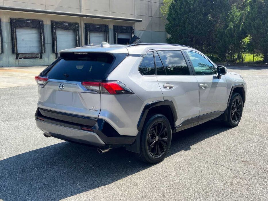 Toyota RAV4 Hybrid SE      2023