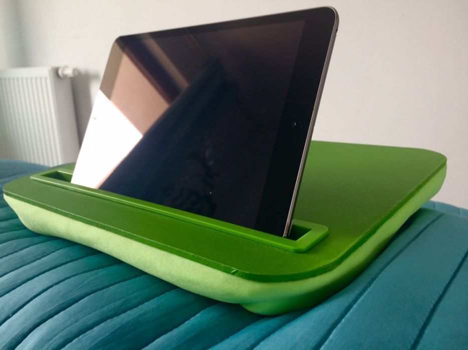 Podstawka pod tablet z poduszką i twardym stoliczkiem