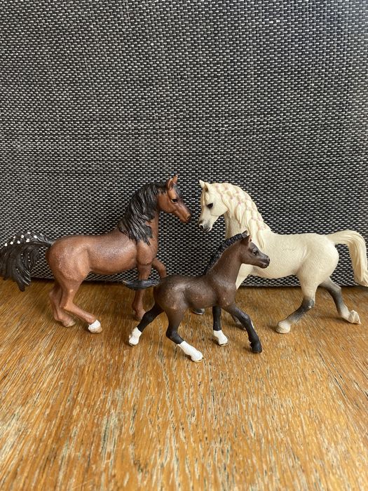 Zestaw rodizna koni Arabskich Schleich klacz ogier i źrebak.