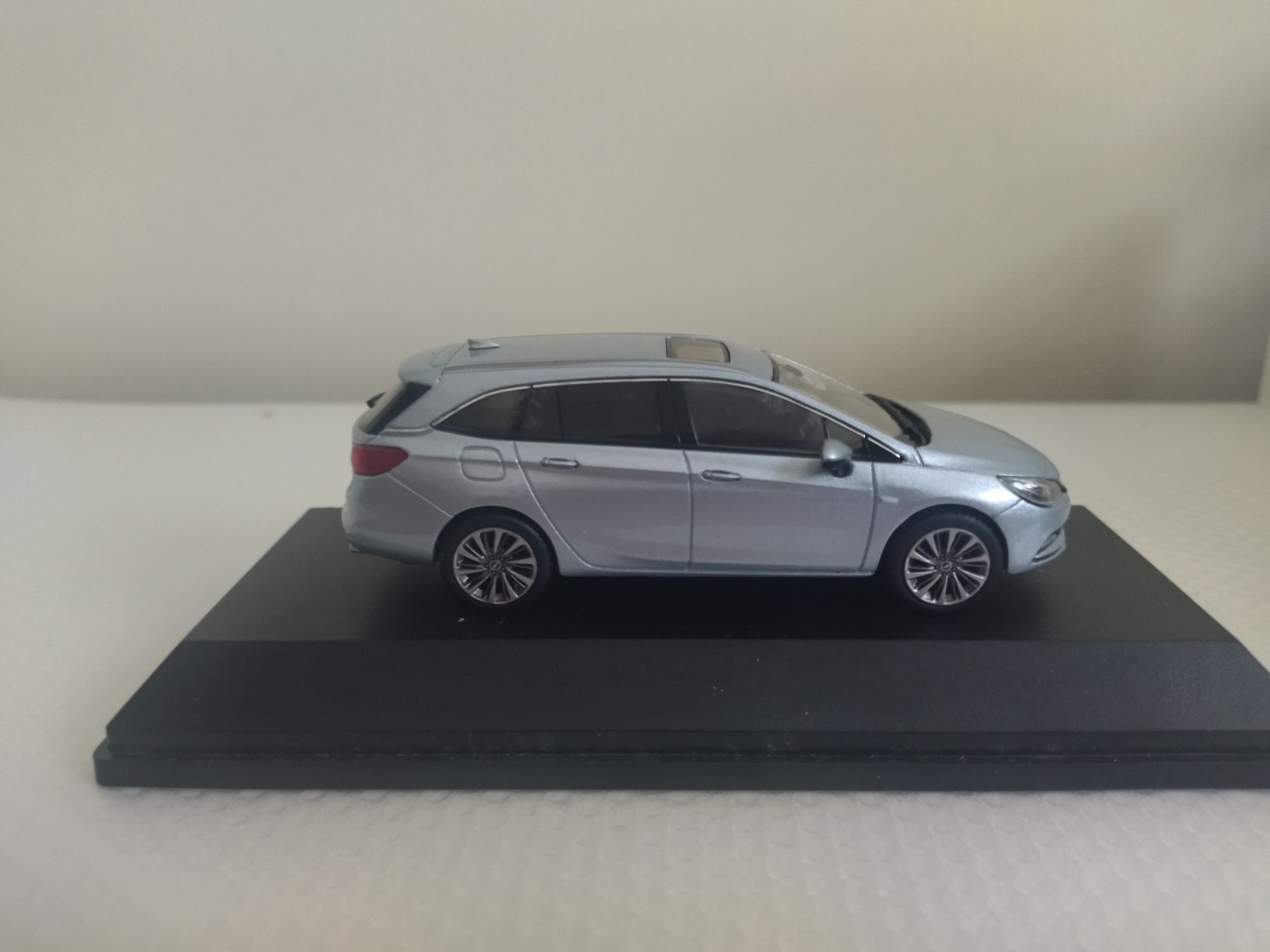 Miniatura Opel Astra Sports Tourer 1/43 Nova