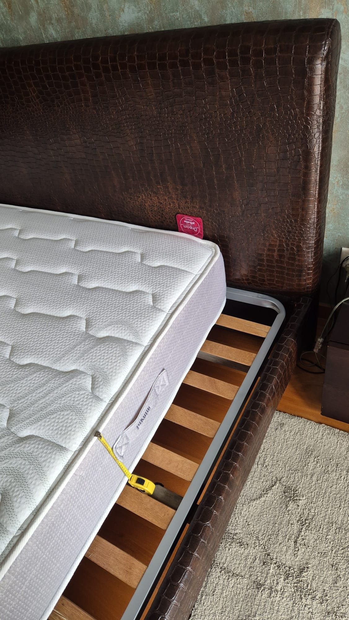 Cama de casal com estrado e colchão .