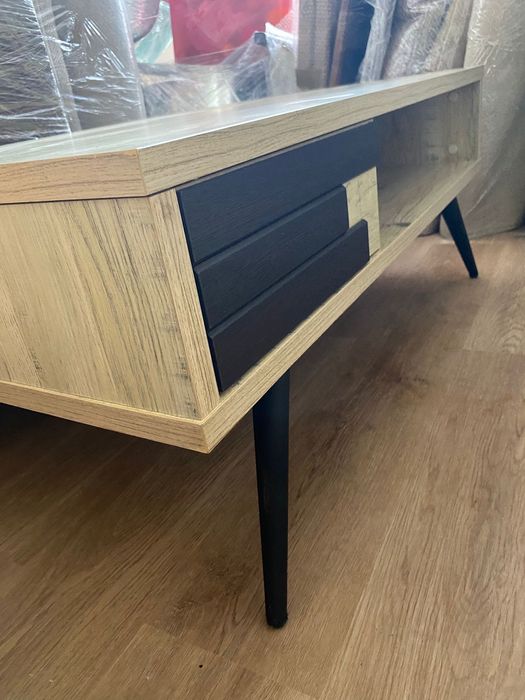 Mesa de centro moderna em madeira clara – como nova