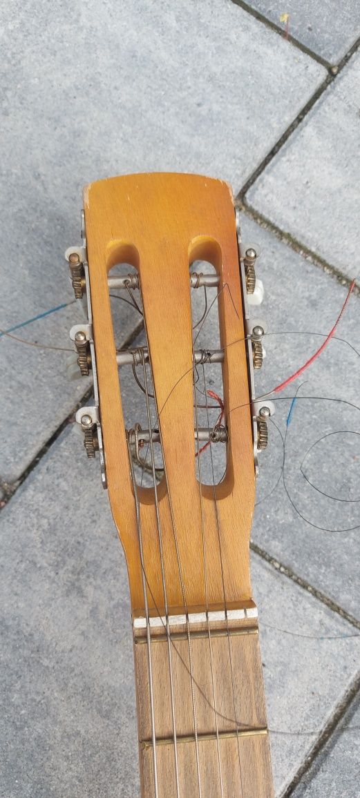 Gitara akustycznoklasyczna nieznanej marki