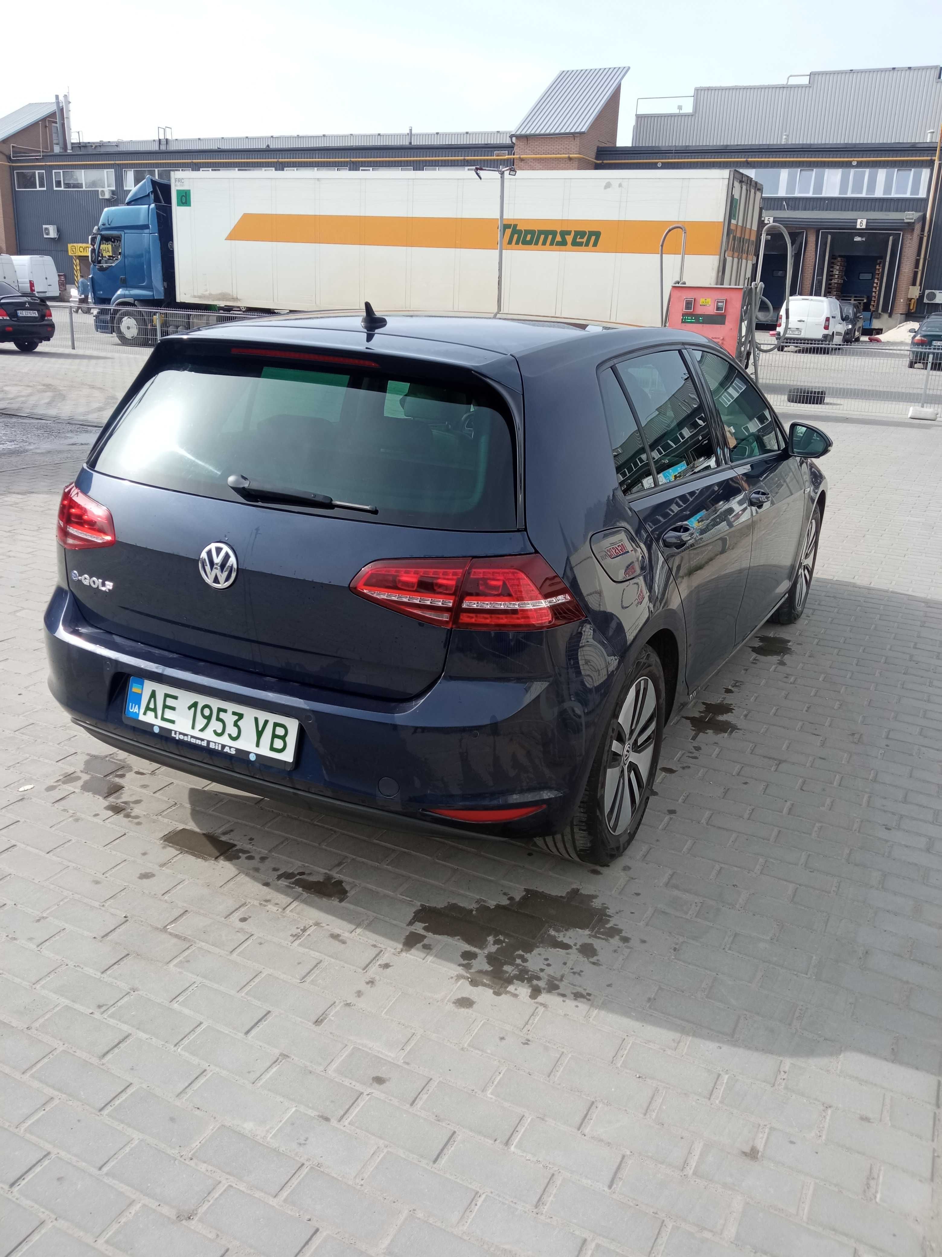 Volkswagen E-golf на бежевой коже. Электро