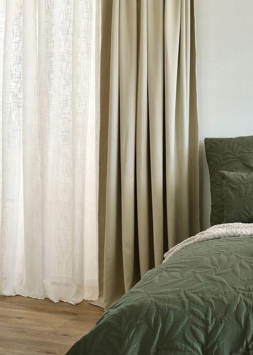 B.P.C zasłona w kolorze piaskowym termiczna 1 szt r.245/130