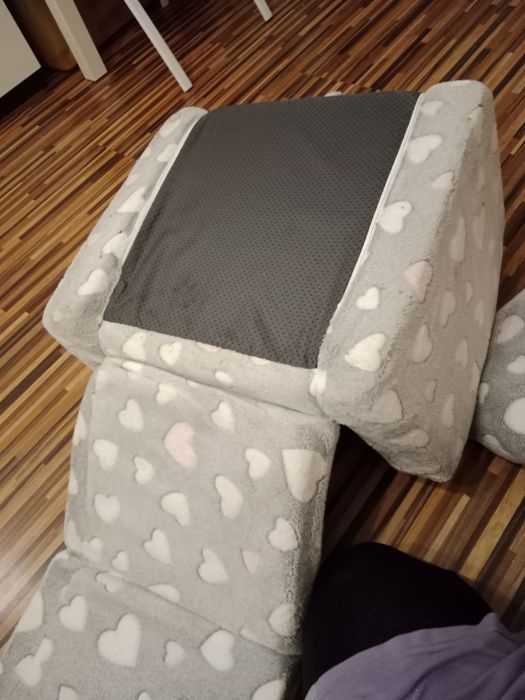 Mały, pluszowy fotel rozkładany dla dzieci.