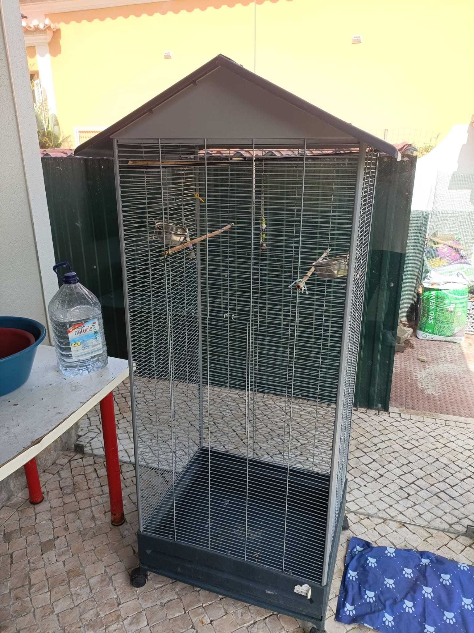 Gaiola grande para pássaros, caturras, ou papagaios.