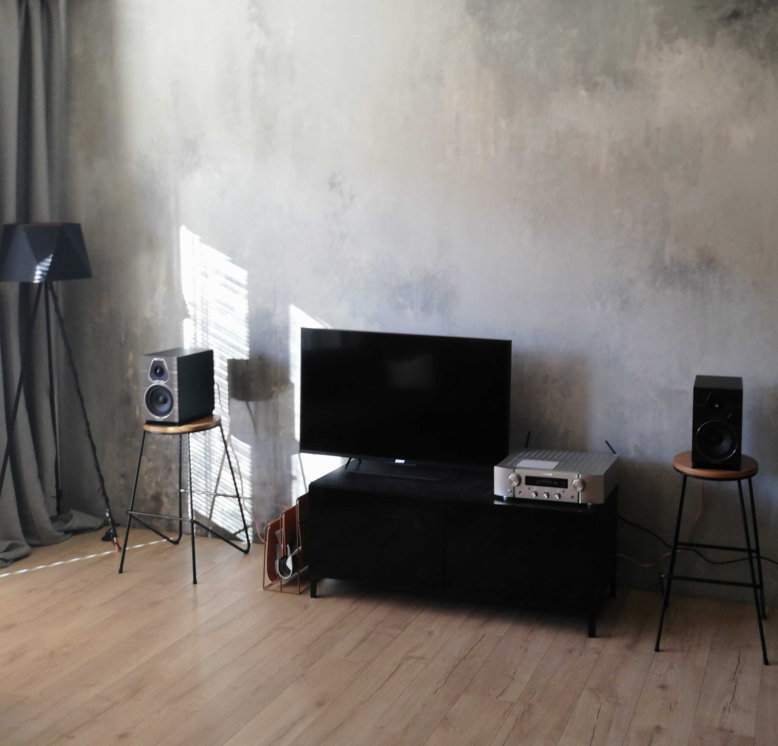 IKEA Besta szafka pod TV doposażona - drzwi szklane, nóżki