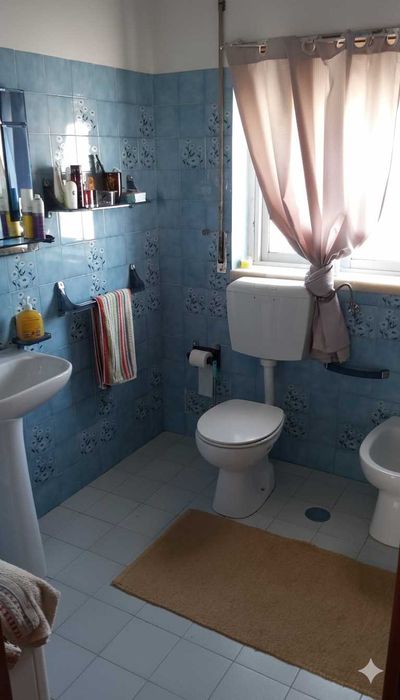 Quarto mobilado no centro de Caldas – ao lado do La Vie (€350)