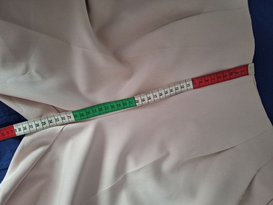 Beżowe spodnie damskie.