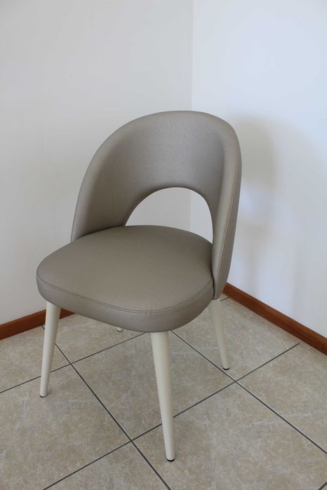 2 cadeiras modernas, design curvo e assento em acabamento têxtil bege