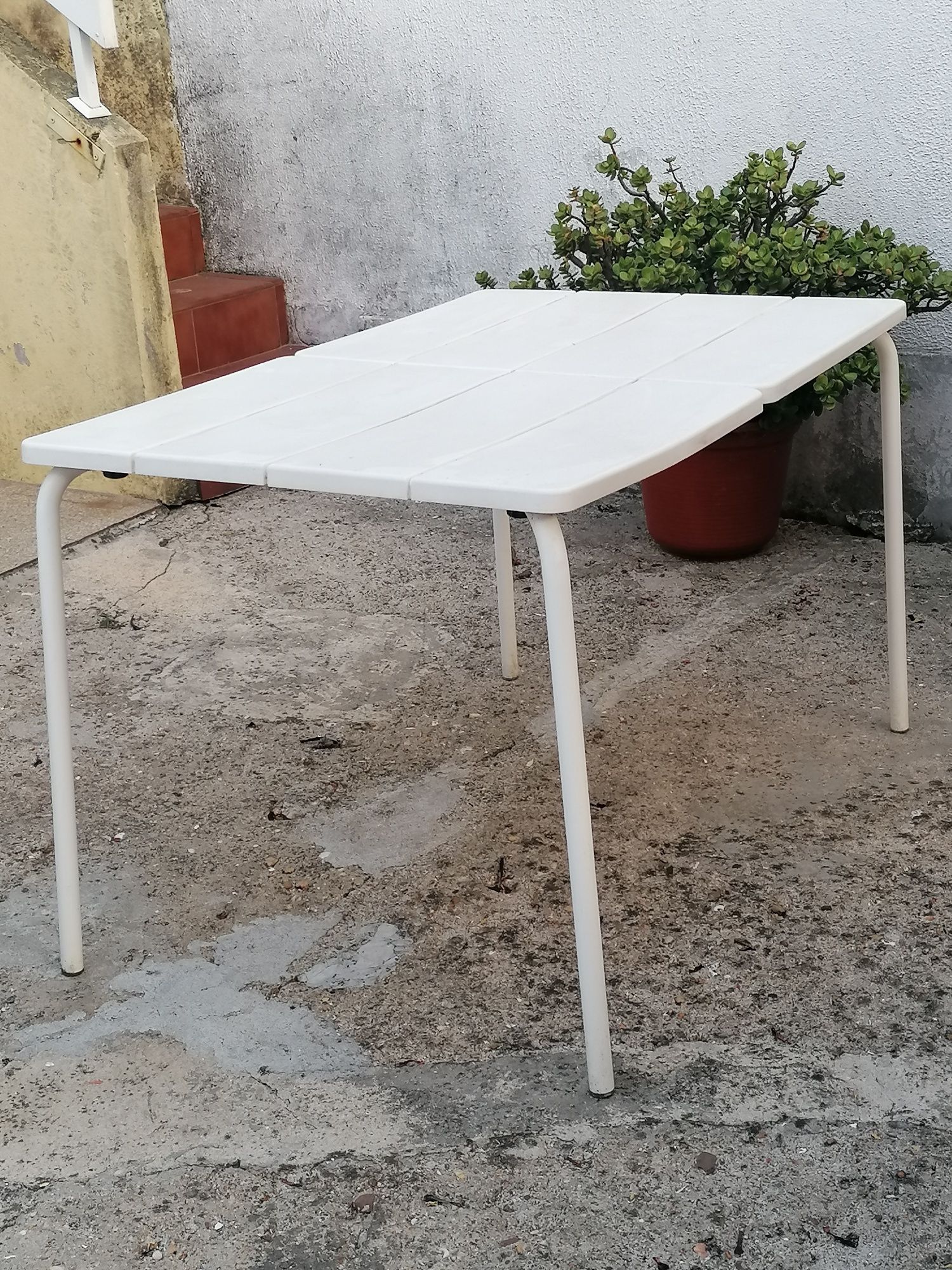 Vendo MESA de JANTAR FORTE p/ interior ou exterior com estrutura metal