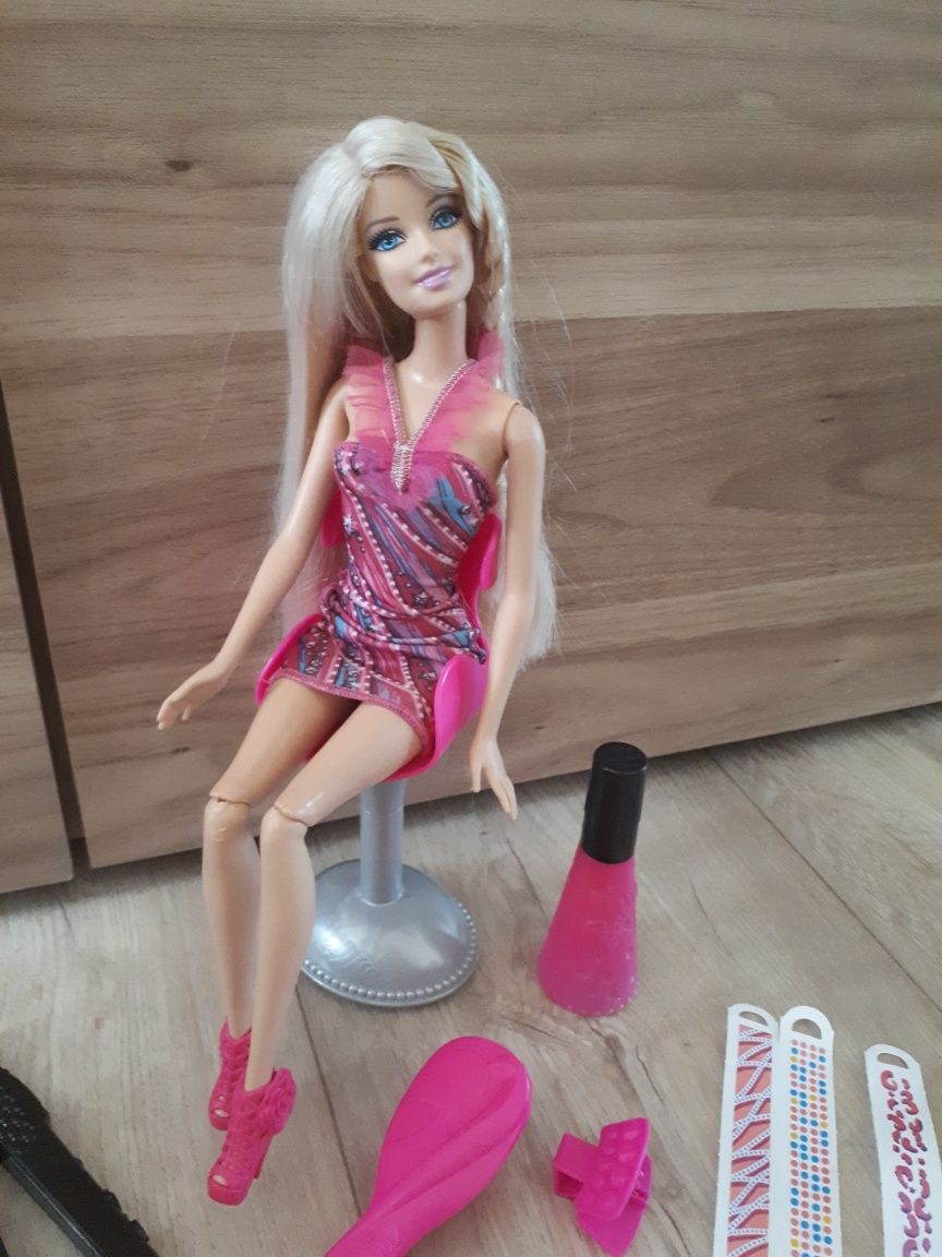 Barbie z akcesoriami fryzjerskimi