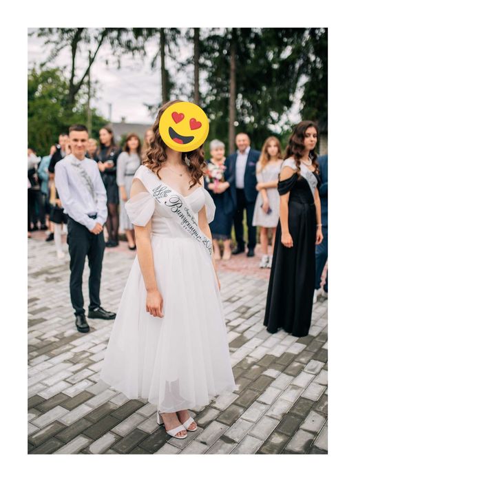 Сукня випускна була одягнена один раз.