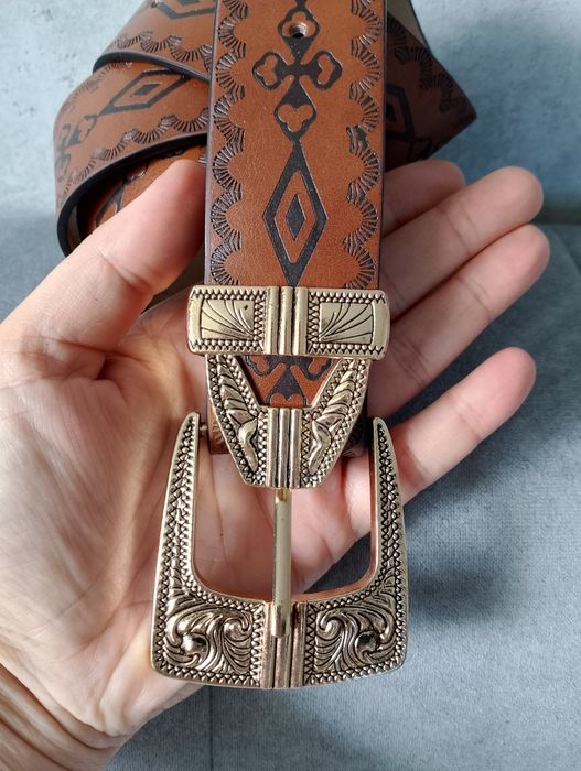 Brązowy skórzany pasek z złota dużą klamrą