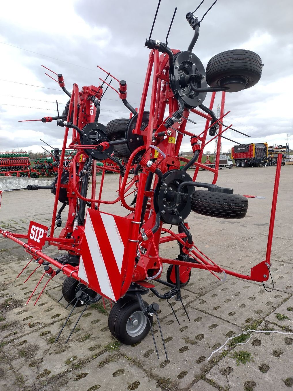 SIP SIP SPIDER 815/8  Przetrząsacz karuzelowy SIP Spider 815/8 i Spider 455/4