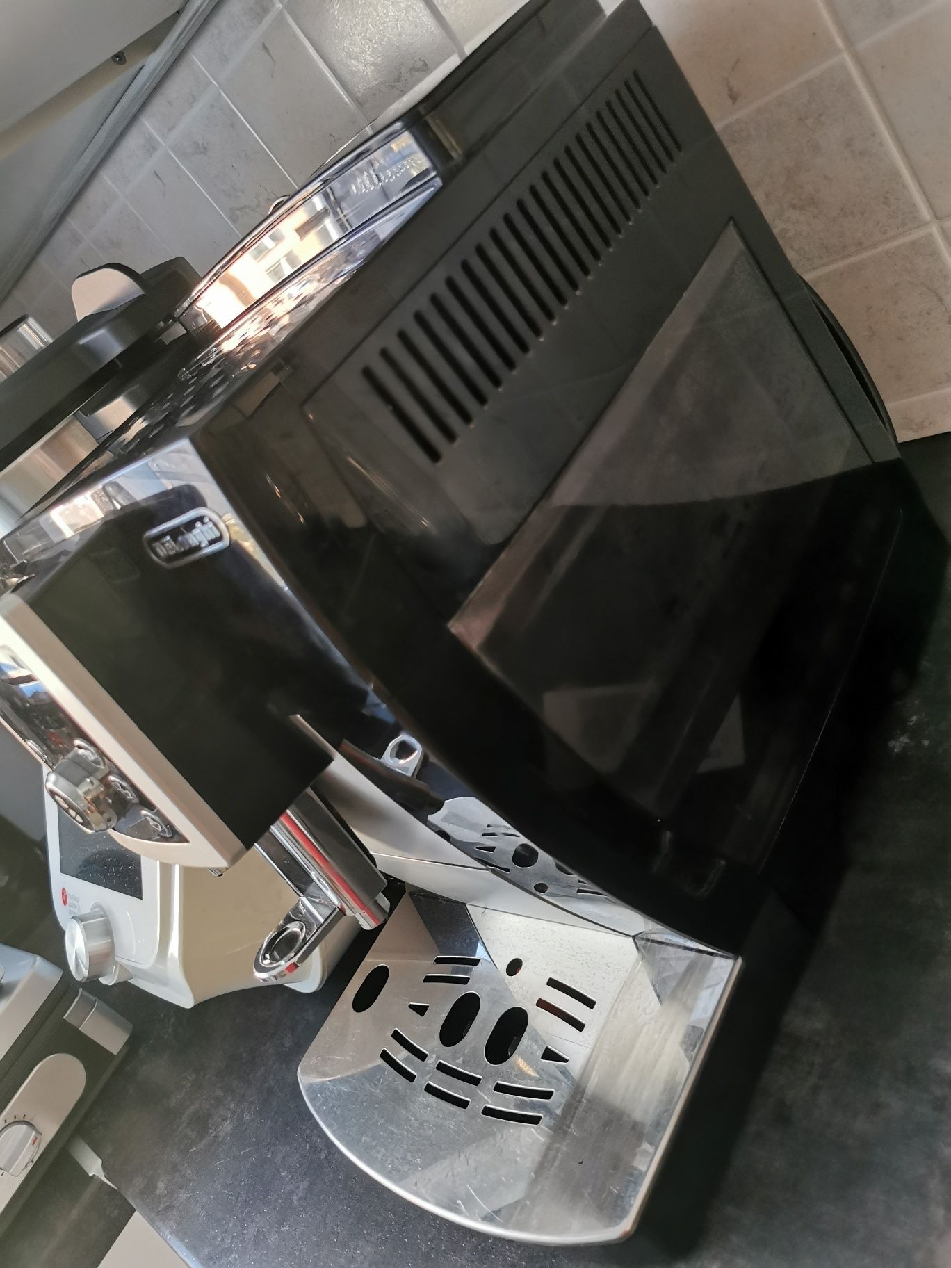 Ekspres do kawy Delonghi ECAM23. 210