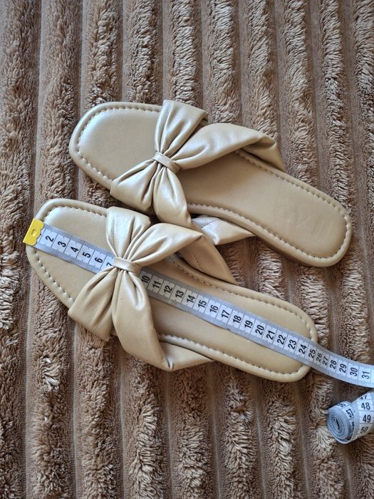 Нові шкіряні шльопанці