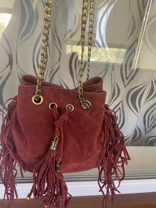 Невеличка, але вмістка сумочка