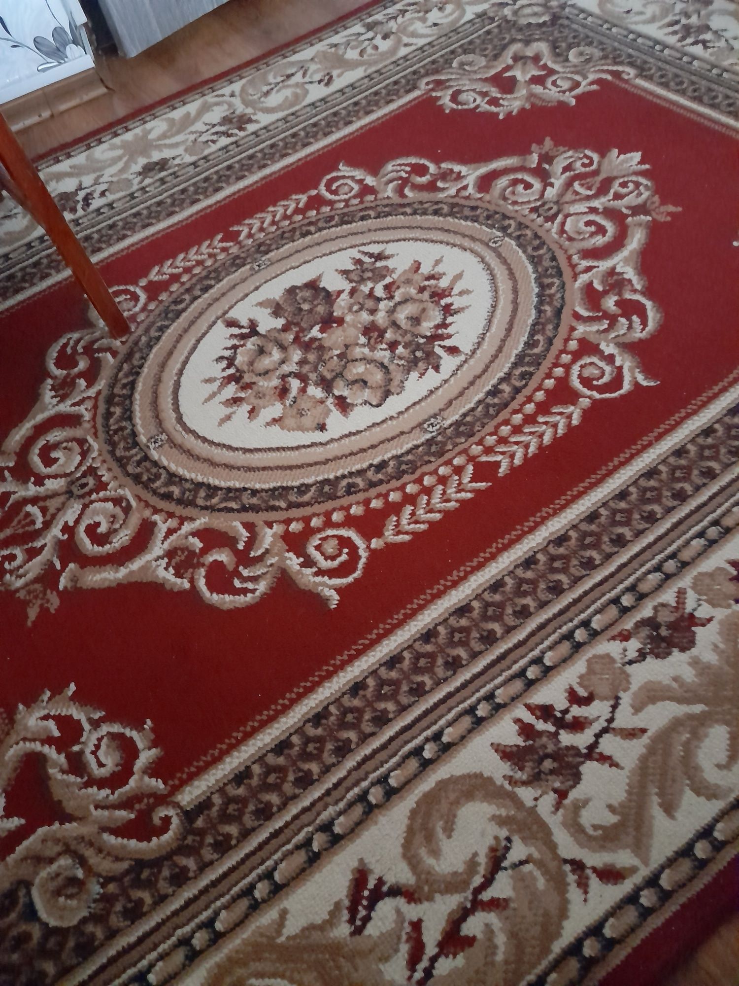 Продам червоний килим