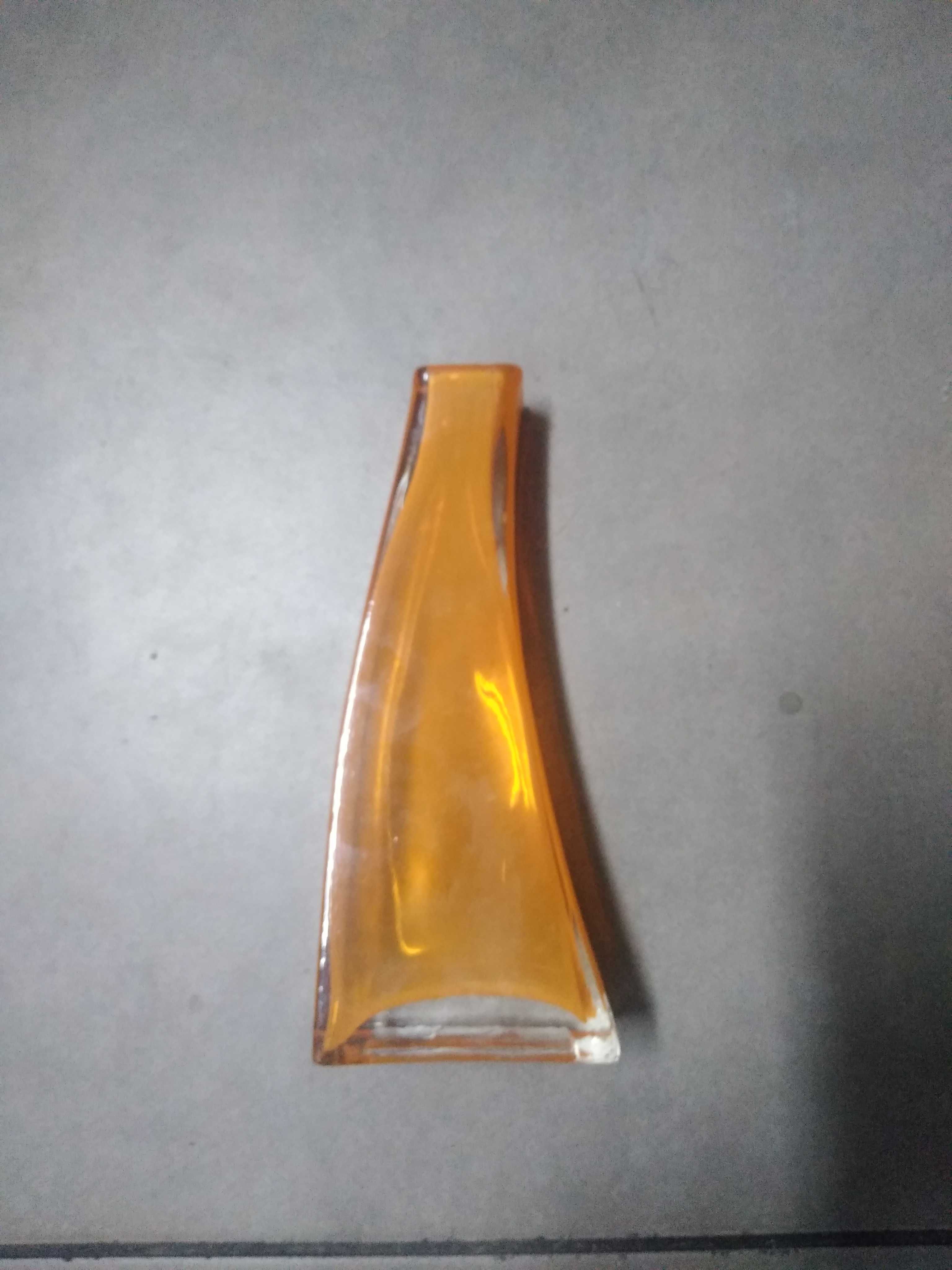 Szklany pomarańczowo barwiony wazonik PRL