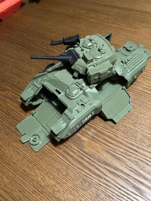 Brinquedo 2 tanques de batalha e jipe