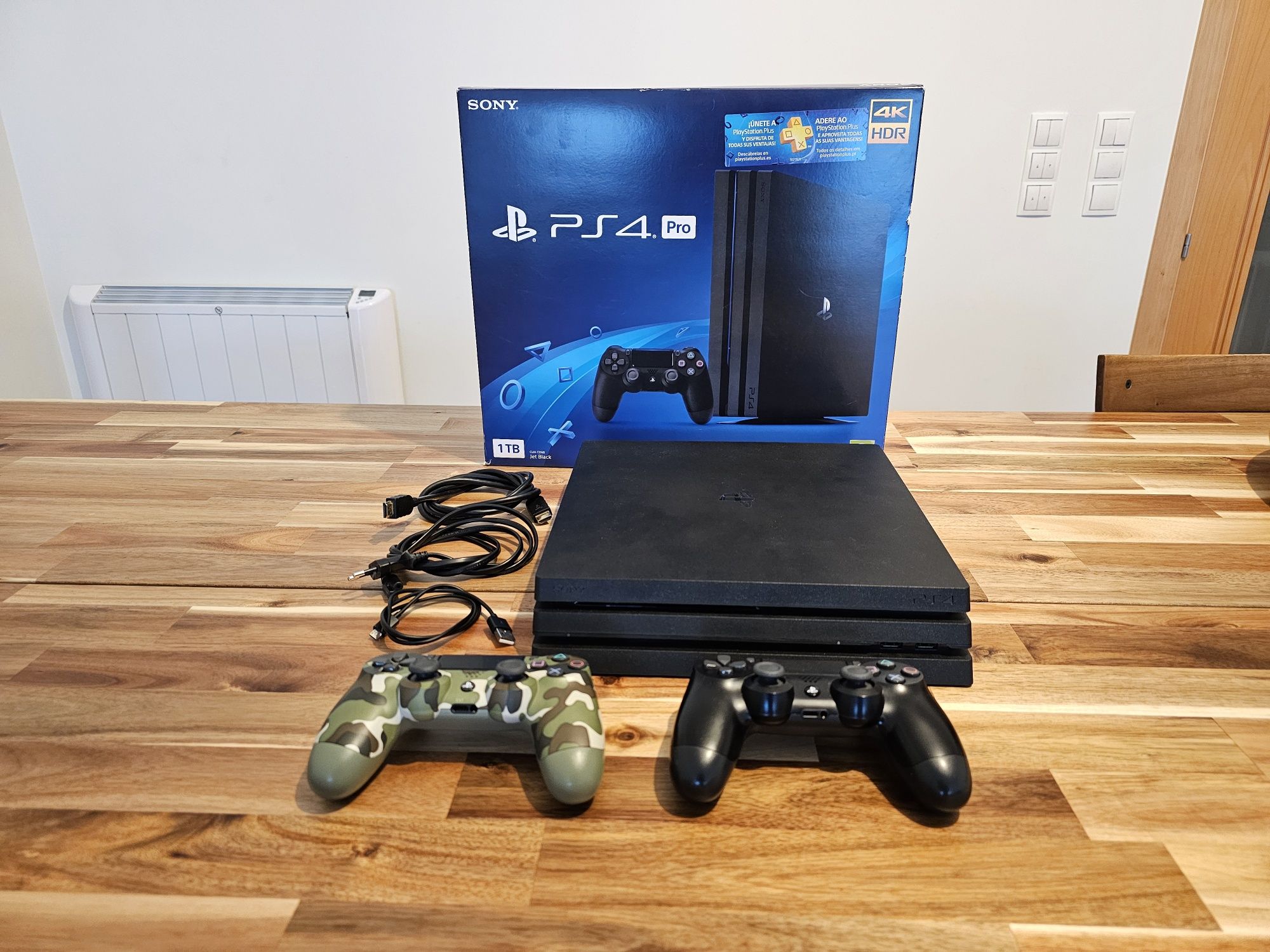 Playstation 4 Pro / PS4 Pro 1TB SSD + 2 Comandos