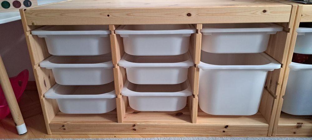 Regał trofast z pojemnikami