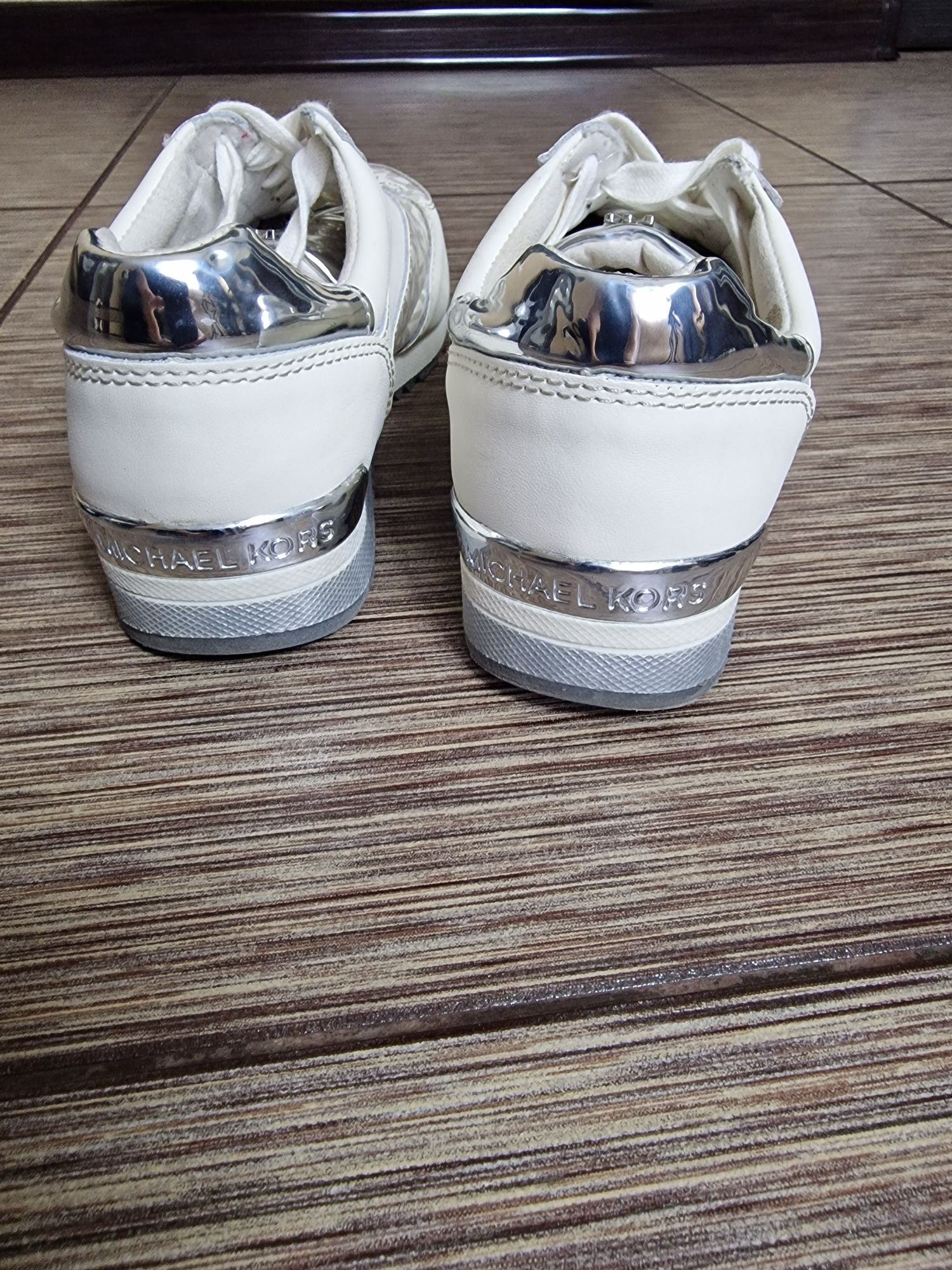 Стильні шкіряні кросівки з монограмними вставками Michael Kors