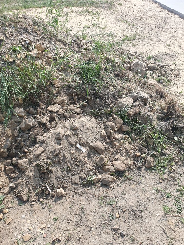 Oddam ziemię kamień gruz na podniesienie terenu utwardzenie drogi