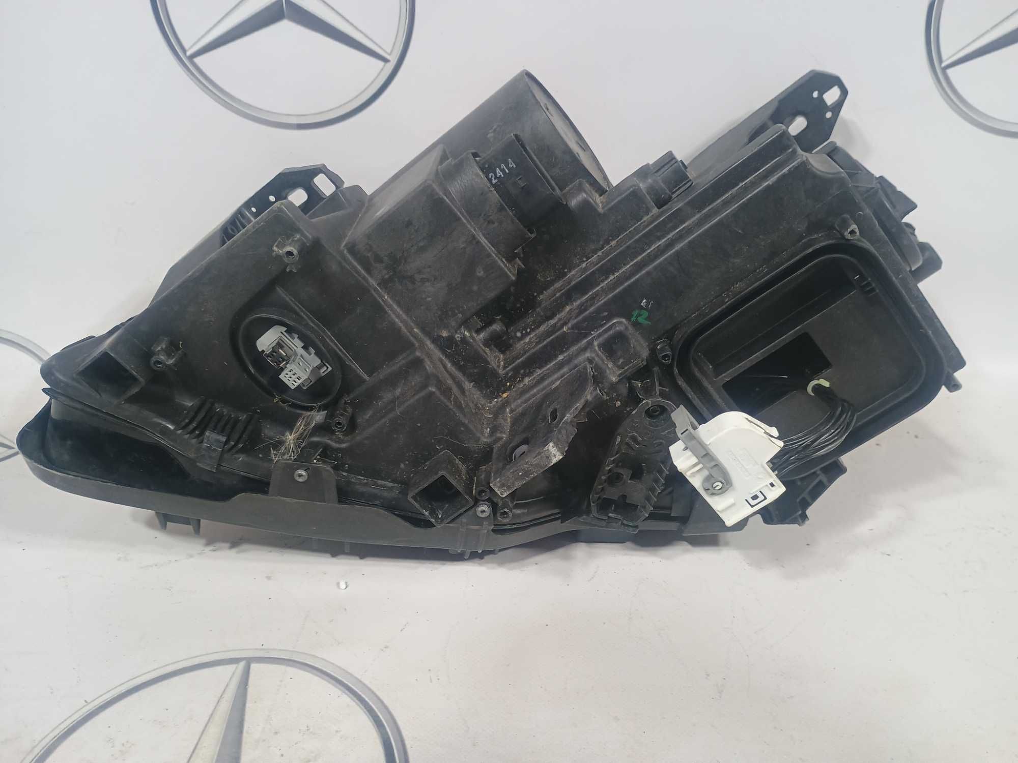 Mercedes GLA W156 lampa prawy przód