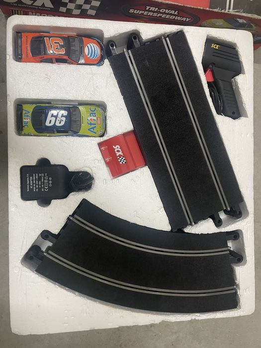 Pista oval SCX 1:32 + subaru impreza