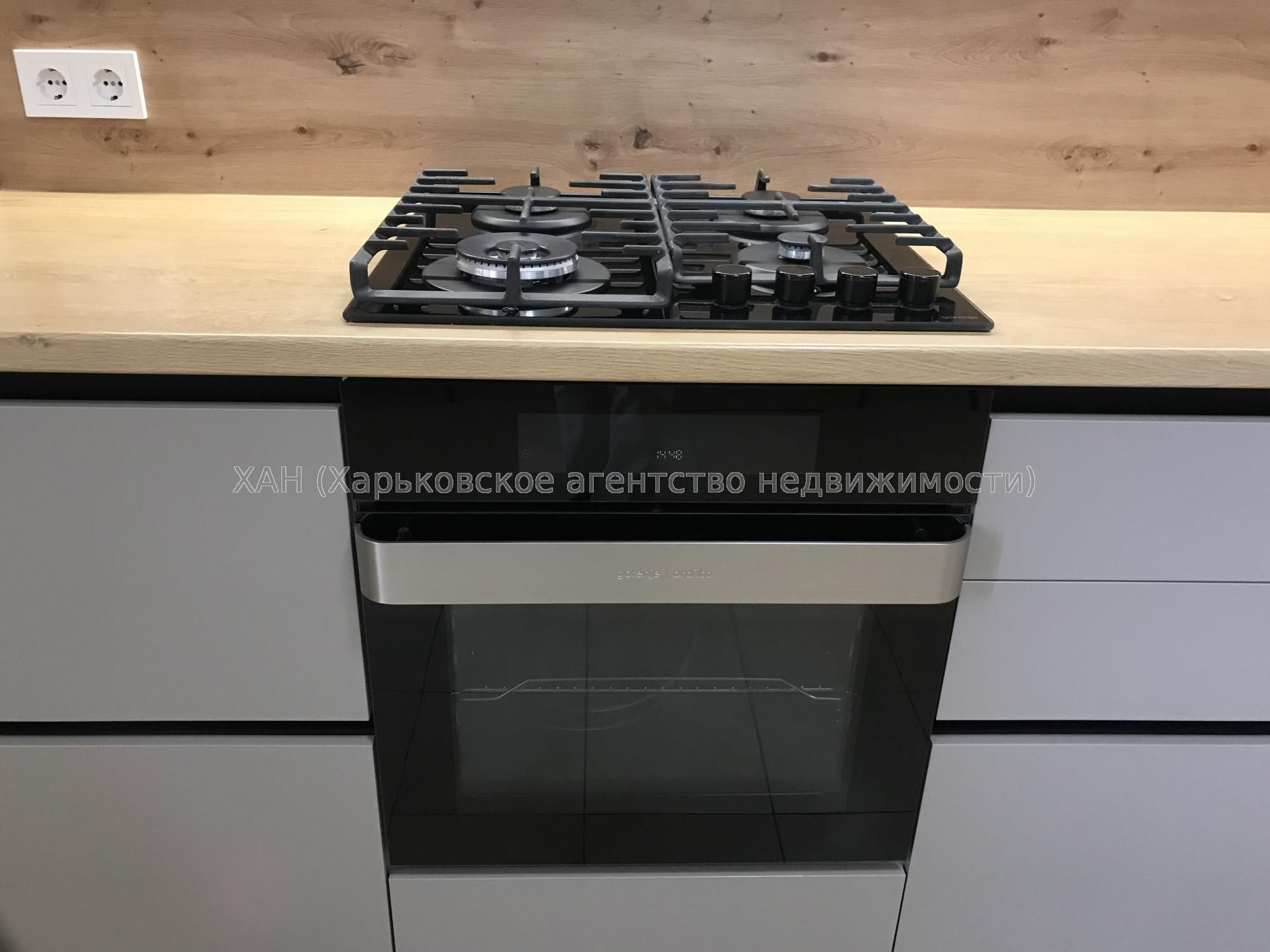 Продам 4к кв.у центрі міста 120тис.з послугами АН  М52