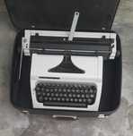 30 euros. Máquina de escrever de 1978 baixa  de preço
