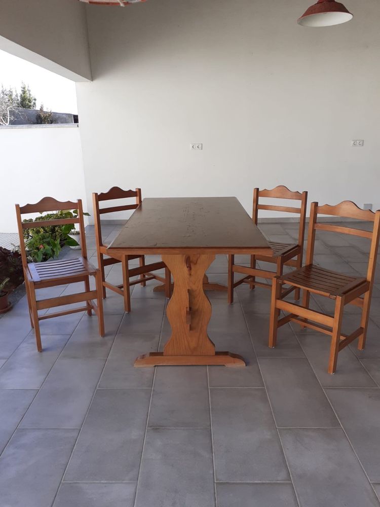 Mesa e Cadeiras em Madeira