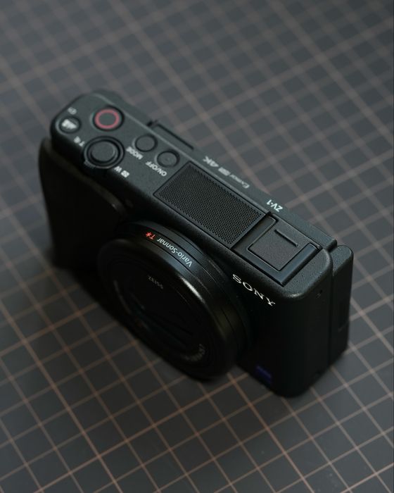 Камера SONY ZV-1 (додатковий батарейний блок TELESIN + wood grip)