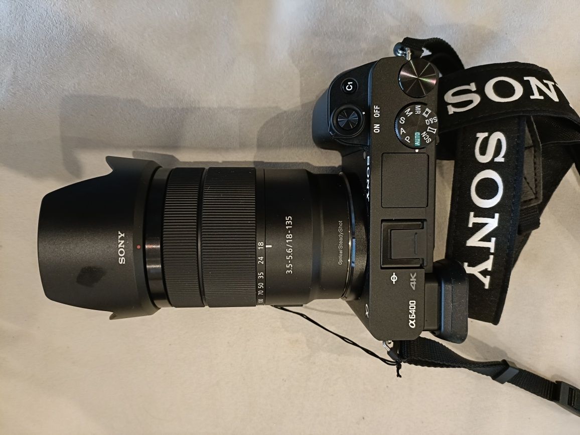 Máquina fotográfica Sony A6400 objetiva 18-135