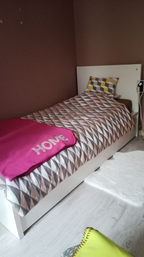 Cama de solteiro com arrumação